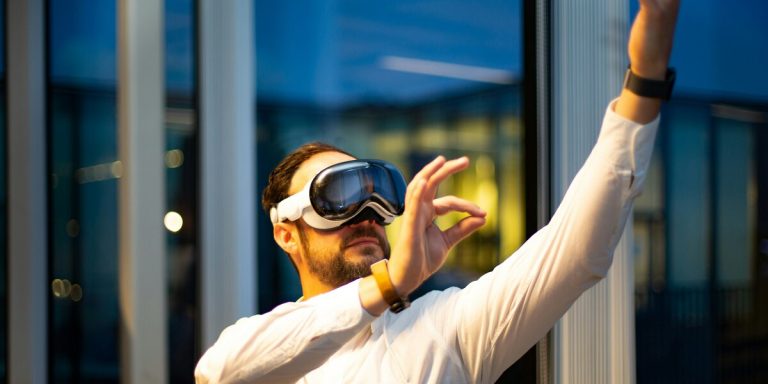 Apple Vision Pro: как изменится мир с новым устройством дополненной реальности